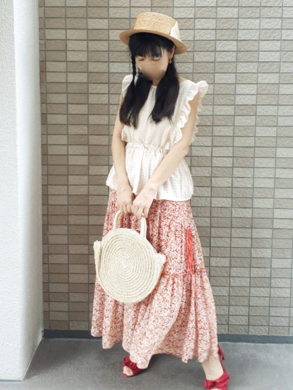 「夏コーデ、ティアードスカート、花柄スカート、シアートップス、お出かけコーデ、休日スタイル、カンカン帽、赤×白、ギンガムチェック、ぺプラムトップス、フリルブラウス、大人ガーリー、カラフル、低身長コーデ、大人かわいい」｜「JUNOAHのシアーチェックフリルブラウス（シャツ/ブラウス、ホワイト系）」を使った、こうめさん（レディース・155cm）の夏コーディネートの3枚目の写真