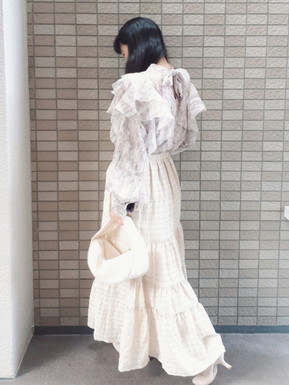 ベージュ系のスカート、ベージュ系のシャツ/ブラウス、ホワイト系のカーディガン/ボレロを着用したレディースの春コーディネートの4枚目の写真