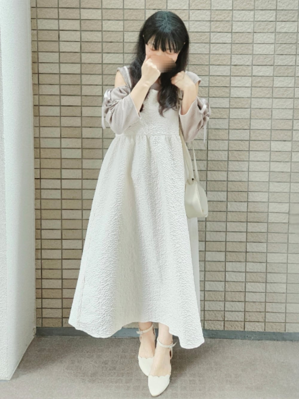 「キャミワンピ、ホワイト×ベージュ、ジャガードワンピース、淡色コーデ、オープンショルダー、初夏コーデ、春夏コーデ、大人ガーリー、低身長コーデ、お出かけコーデ、フェミニン、きれいめコーディネート、デートコーデ、大人かわいい、ワントーンコーデ」｜「dazzlinのショルダー2WAYギャザートップス（Tシャツ/カットソー、ベージュ系）」を使った、こうめさん（レディース・155cm）の春コーディネートの2枚目の写真