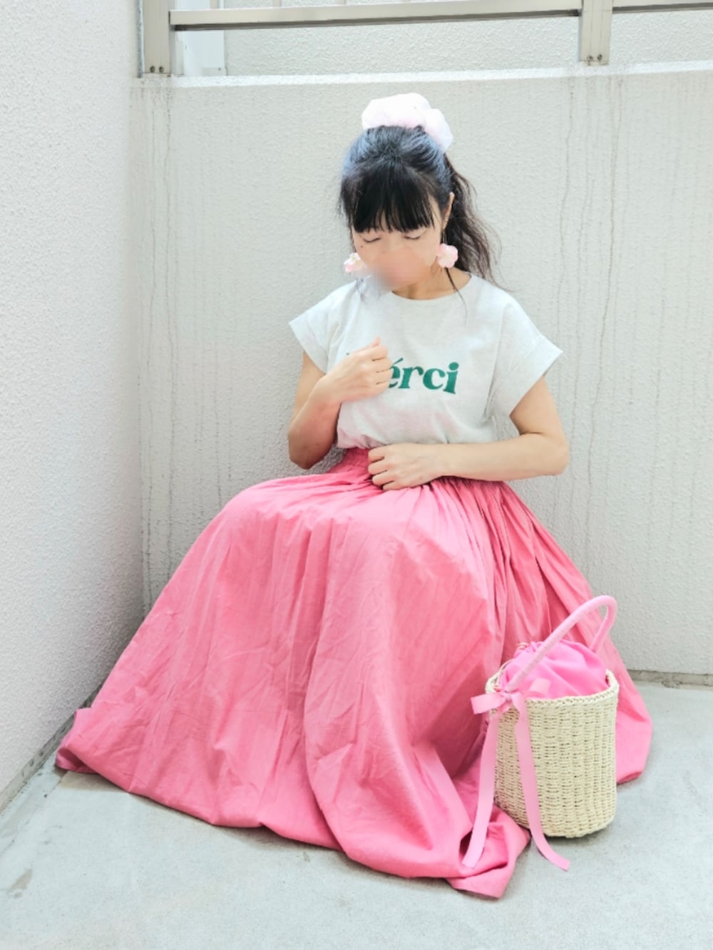 ピンク系のかごバッグ、ホワイト系のTシャツ/カットソー、ピンク系のサンダルを着用したレディースの夏コーディネートの5枚目の写真