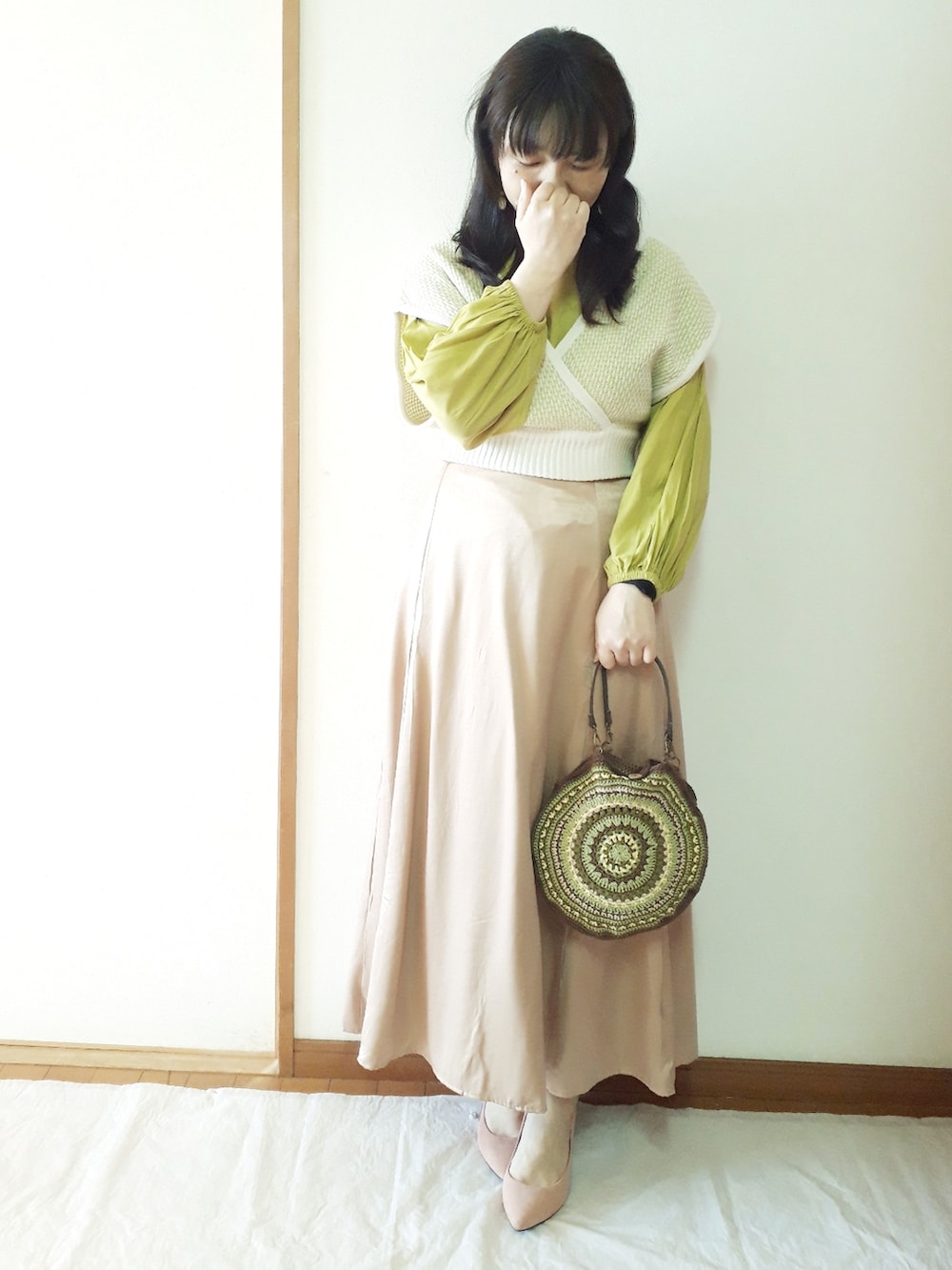 グリーン系のテーラードジャケット、グリーン系のニット/セーター、グリーン系のシャツ/ブラウスを着用したレディースの春コーディネートの5枚目の写真