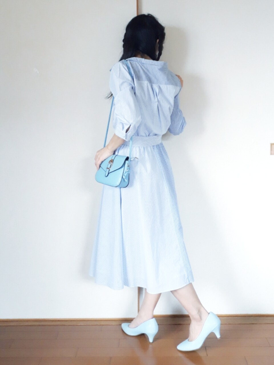 ブルー系のデニムジャケット、その他のワンピース、ブルー系のパンプスを着用したレディースの春コーディネートの5枚目の写真