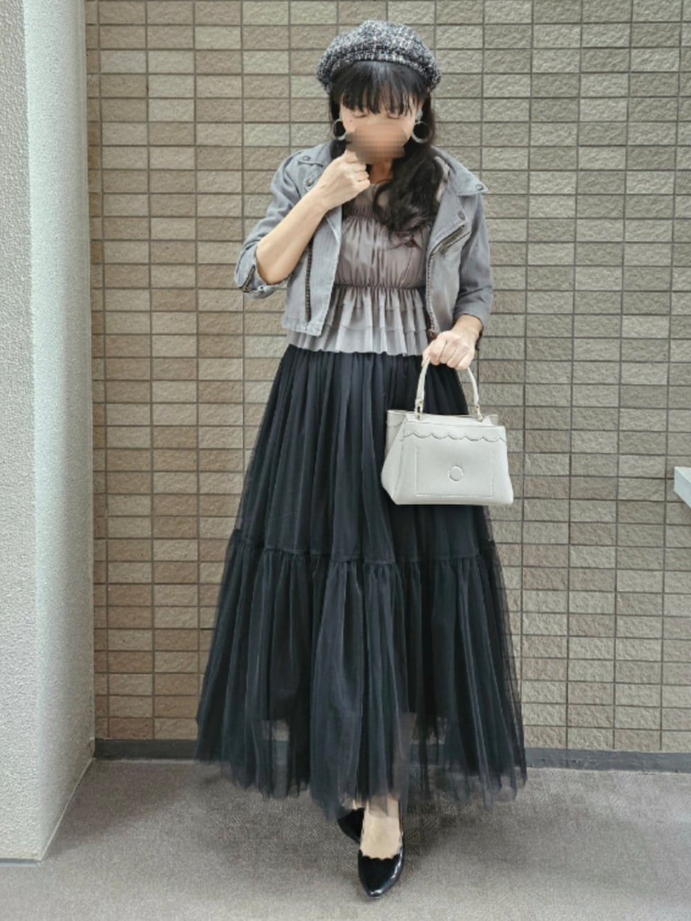 「モノトーン、ブラック×グレー、チュールスカート、ライダース、デニムジャケット、バックリボン、大人ガーリー、低身長コーデ、きれいめコーディネート、フェミニン、春コーデ、休日スタイル、レイヤードスタイル、ビスチェ、キャミソール」｜「DEICYのアイテム（ライダースジャケット、グレー系）」を使った、こうめさん（レディース・155cm）の春コーディネートの2枚目の写真