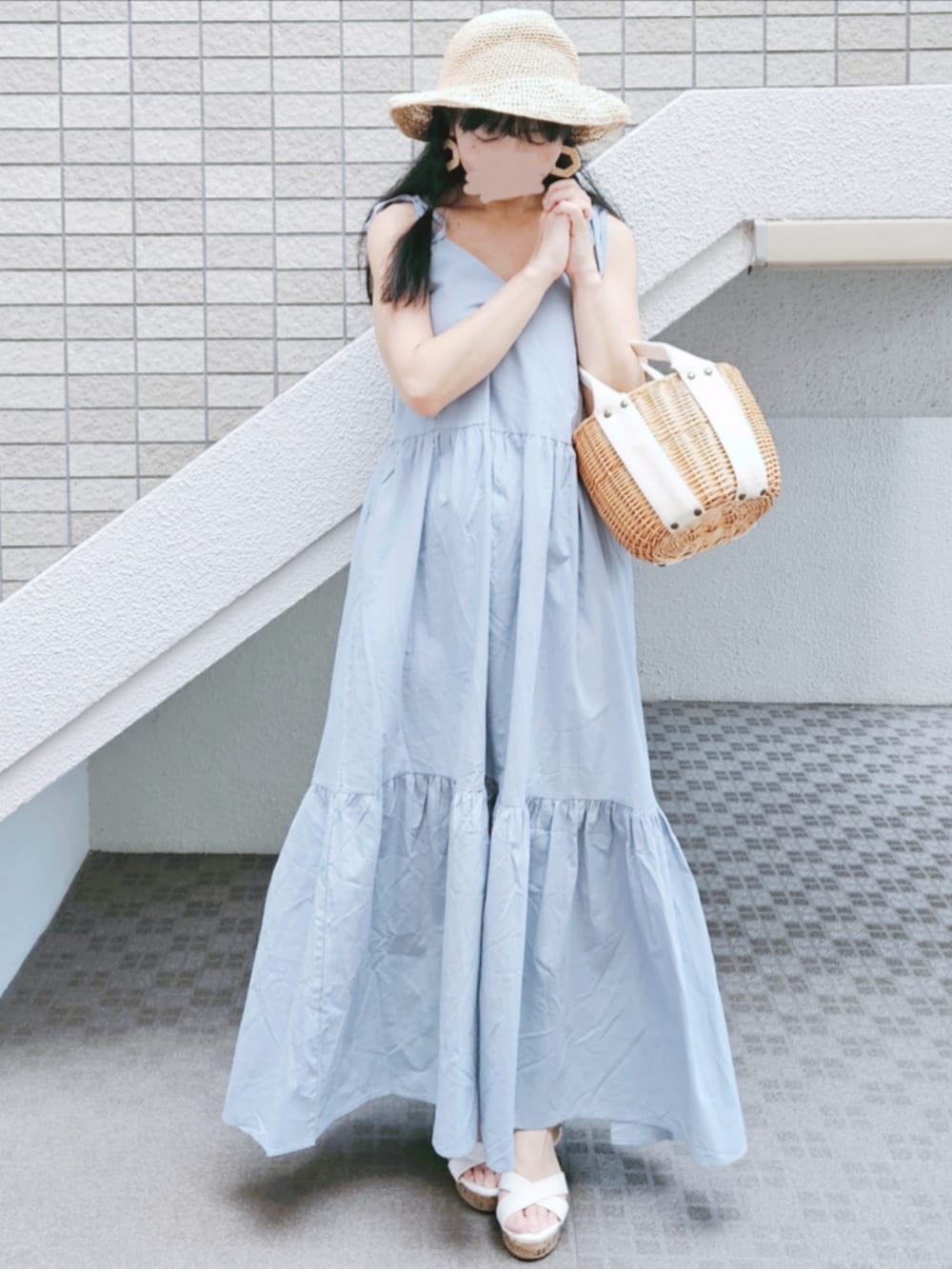 「夏コーデ、キャミワンピ、ティアードワンピース、爽やかコーデ、ブルー×ホワイト、麦わら帽子、キレイめ、フェミニン、大人ガーリー、低身長、お出かけコーデ、大人かわいい、リゾートスタイル、カジュアルガーリー」｜「paravionの肩リボンティアードキャミワンピース（ワンピース、ブルー系）」を使った、こうめさん（レディース・155cm）の夏コーディネートの3枚目の写真