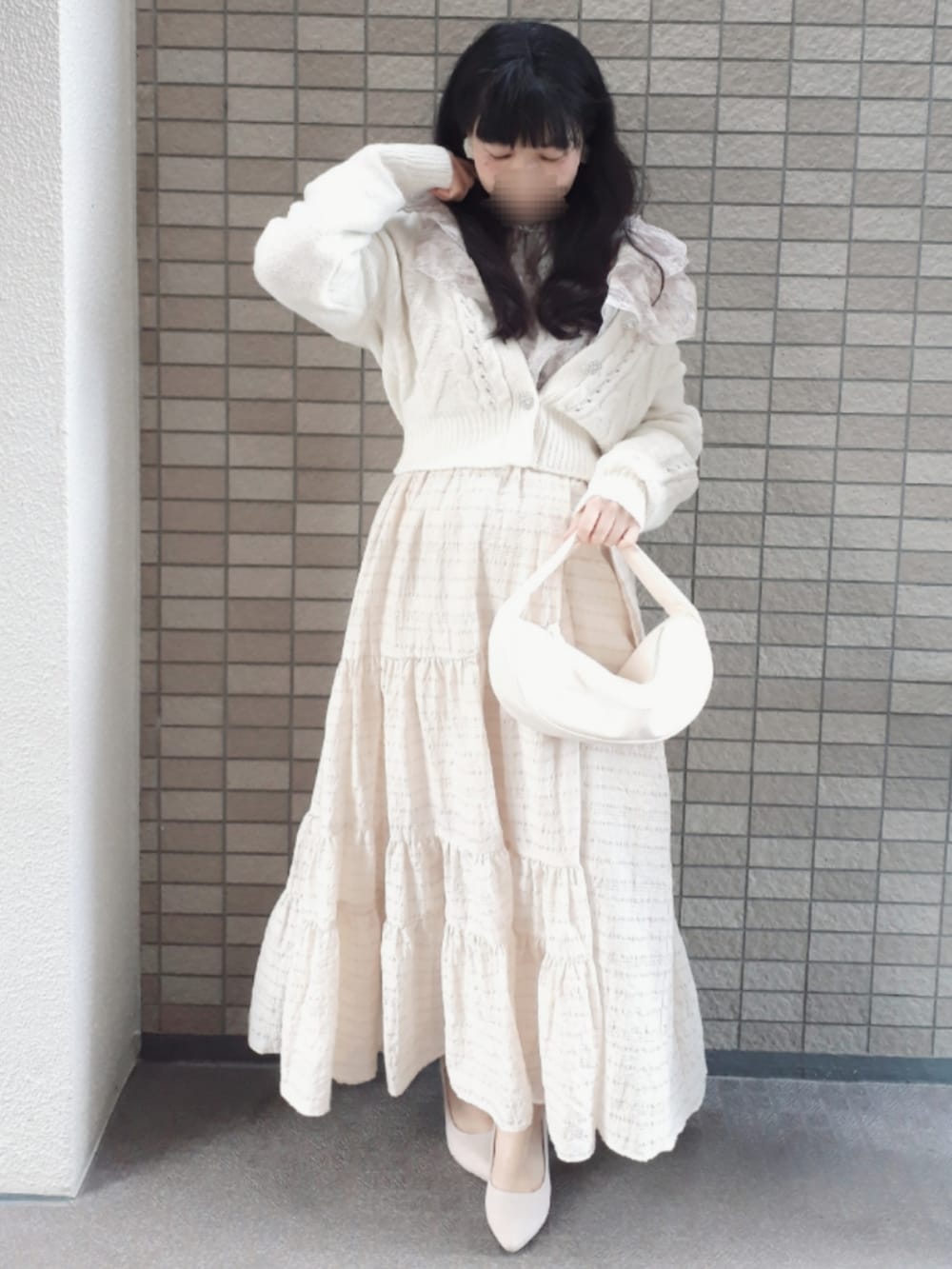 ベージュ系のスカート、ベージュ系のシャツ/ブラウス、ホワイト系のカーディガン/ボレロを着用したレディースの春コーディネートの2枚目の写真