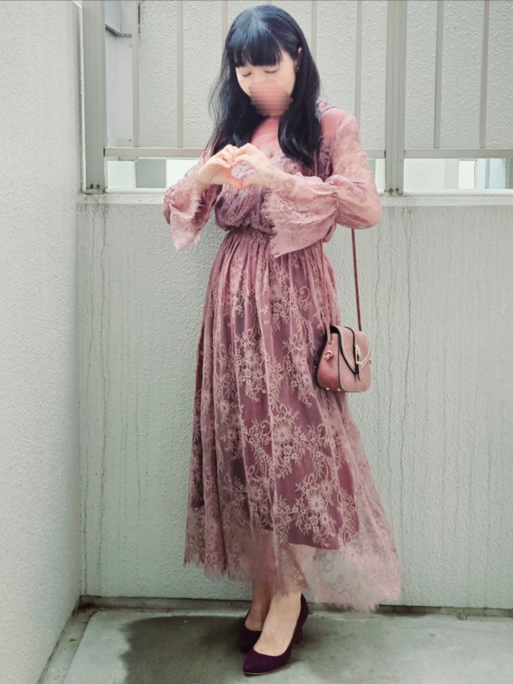 ピンク系のワンピース、パープル系のショルダーバッグ、パープル系のパンプスを着用したレディースの春コーディネートの4枚目の写真