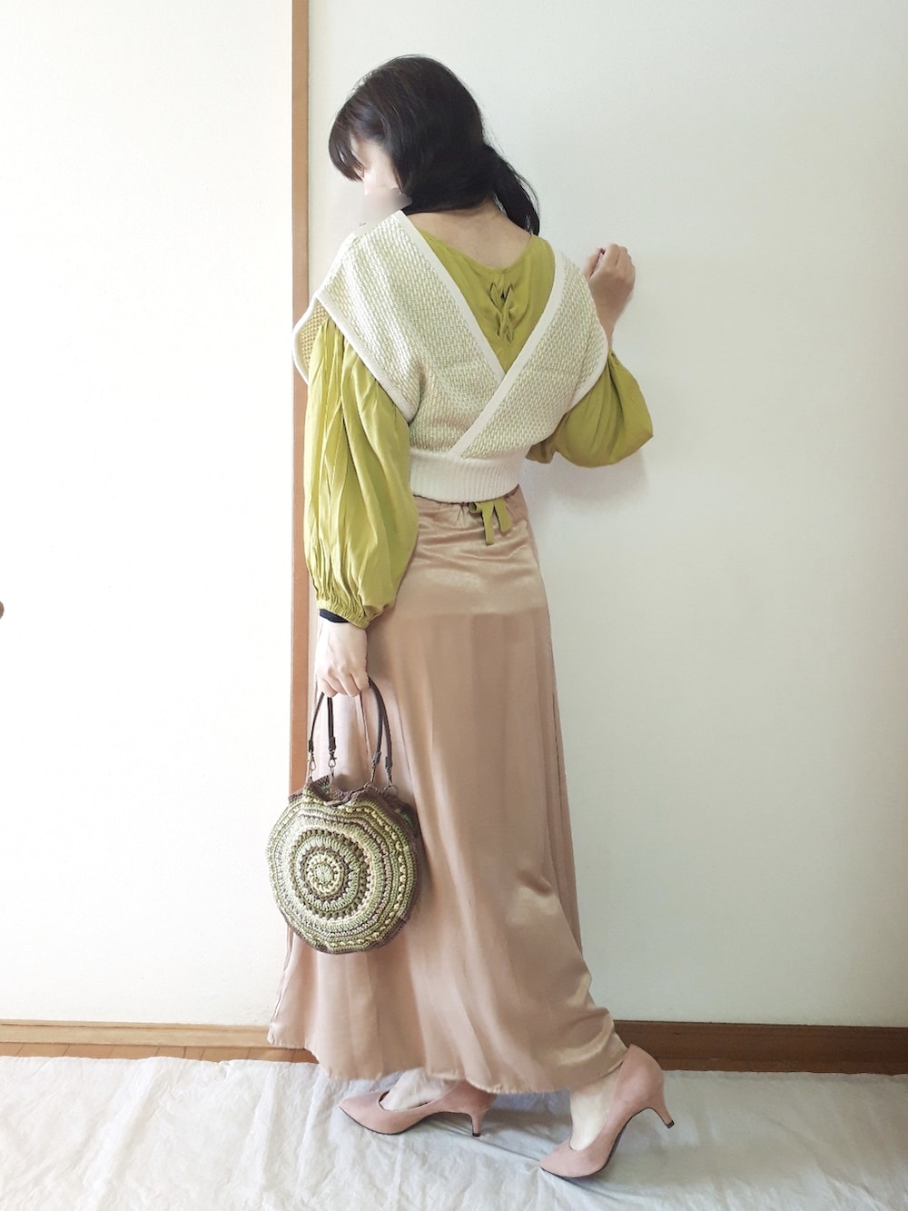 グリーン系のテーラードジャケット、グリーン系のニット/セーター、グリーン系のシャツ/ブラウスを着用したレディースの春コーディネートの3枚目の写真