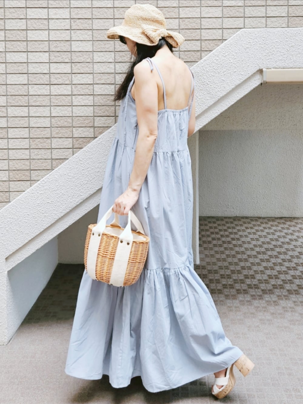 「夏コーデ、キャミワンピ、ティアードワンピース、爽やかコーデ、ブルー×ホワイト、麦わら帽子、キレイめ、フェミニン、大人ガーリー、低身長、お出かけコーデ、大人かわいい、リゾートスタイル、カジュアルガーリー」｜「paravionの肩リボンティアードキャミワンピース（ワンピース、ブルー系）」を使った、こうめさん（レディース・155cm）の夏コーディネートの4枚目の写真