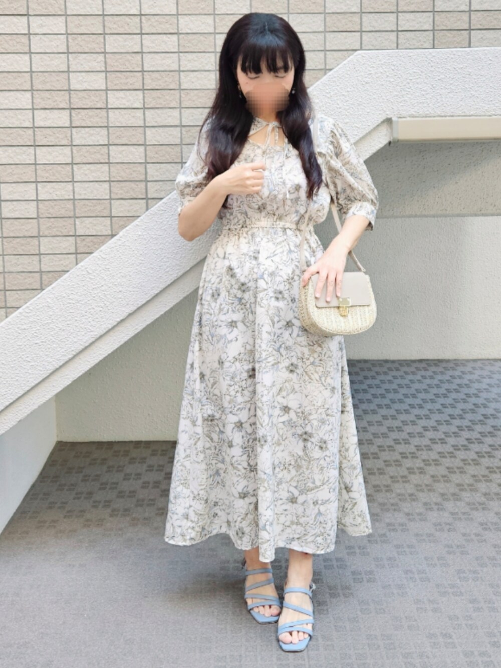 「春夏コーデ、ワンピース、初夏コーデ、大人ガーリー、お出かけコーデ、デートスタイル（WOMEN）、きれいめコーディネート、フェミニン、サンダル、かごバッグ、大人かわいい、低身長コーデ、爽やかコーデ、花柄ワンピース」｜「tiptopの半袖ワンピース（ワンピース、ベージュ系）」を使った、こうめさん（レディース・155cm）の春コーディネートの2枚目の写真