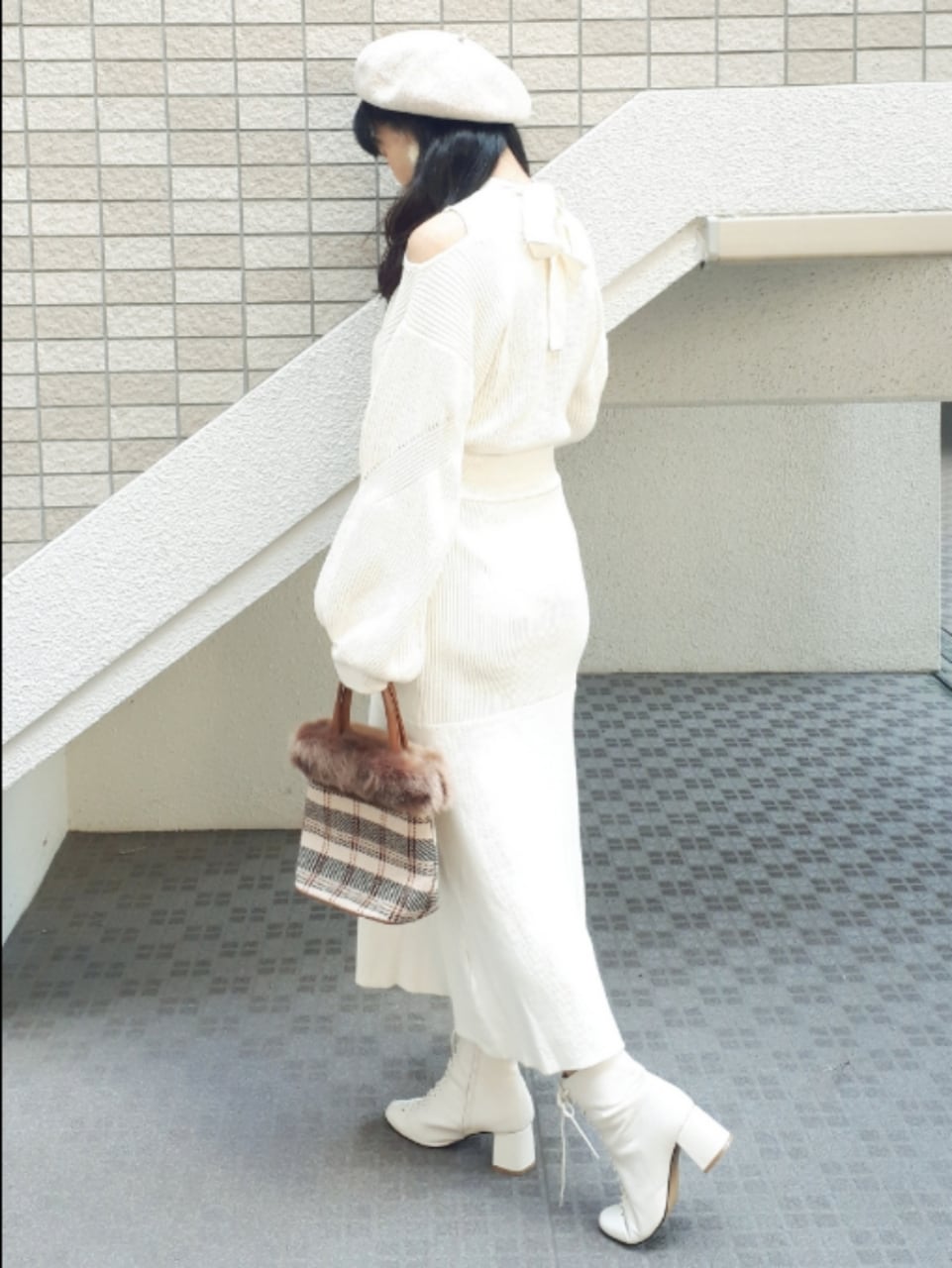 ベージュ系のその他アウター、ホワイト系のワンピース、ホワイト系のブーツを着用したレディースの秋コーディネートの4枚目の写真