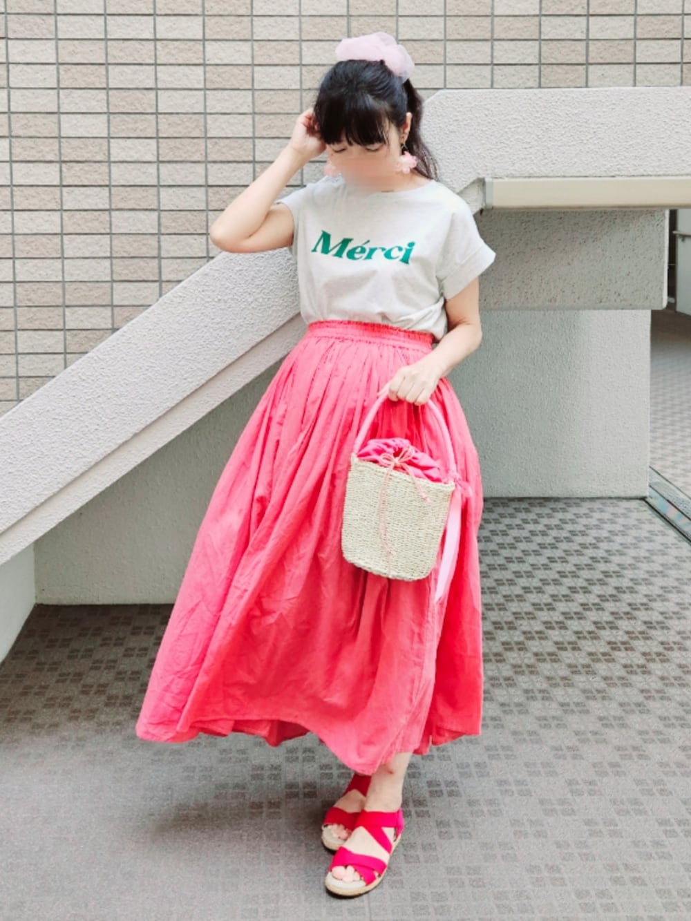 ピンク系のかごバッグ、ホワイト系のTシャツ/カットソー、ピンク系のサンダルを着用したレディースの夏コーディネートの2枚目の写真