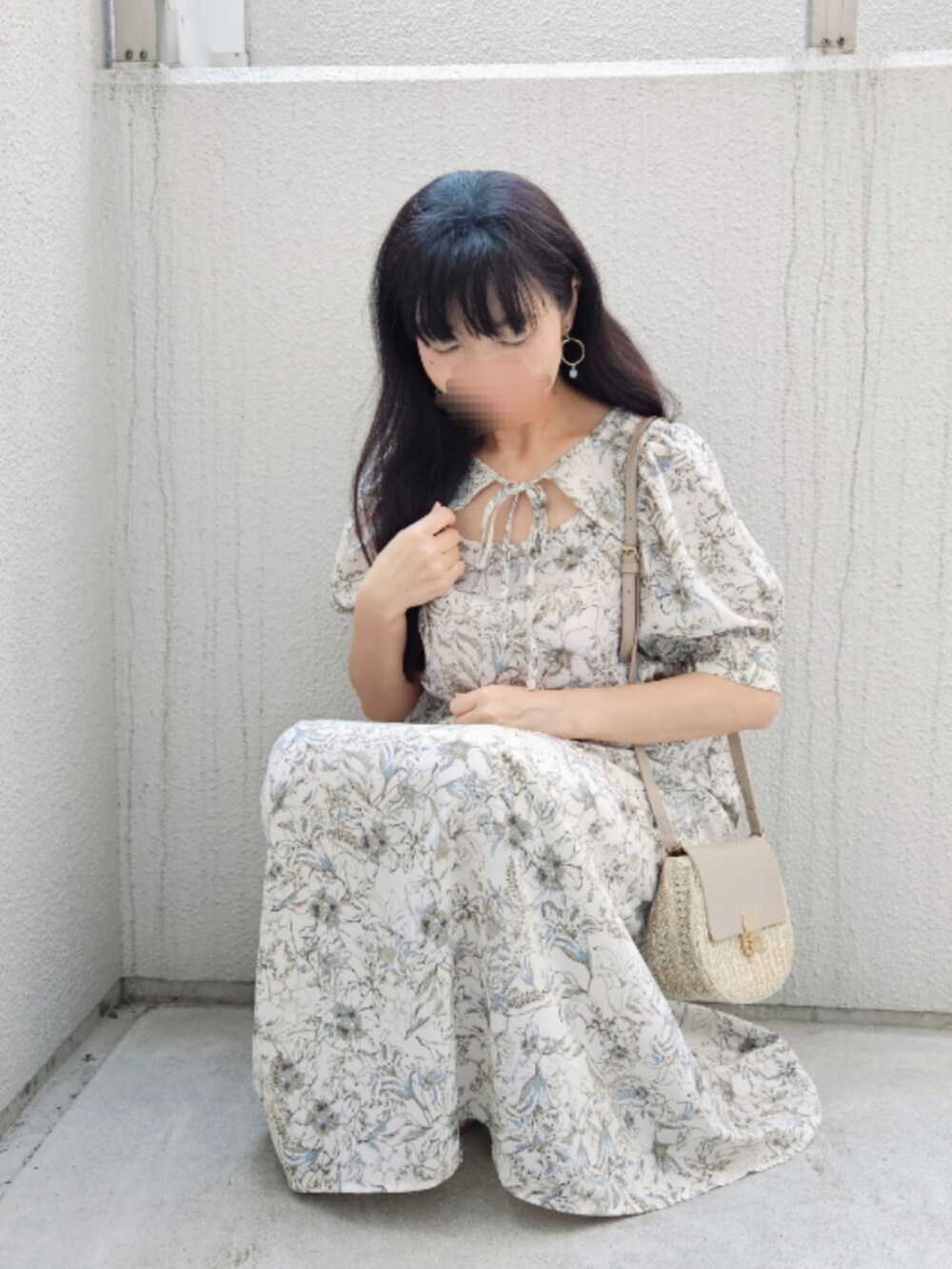 「春夏コーデ、ワンピース、初夏コーデ、大人ガーリー、お出かけコーデ、デートスタイル（WOMEN）、きれいめコーディネート、フェミニン、サンダル、かごバッグ、大人かわいい、低身長コーデ、爽やかコーデ、花柄ワンピース」｜「tiptopの半袖ワンピース（ワンピース、ベージュ系）」を使った、こうめさん（レディース・155cm）の春コーディネートの5枚目の写真
