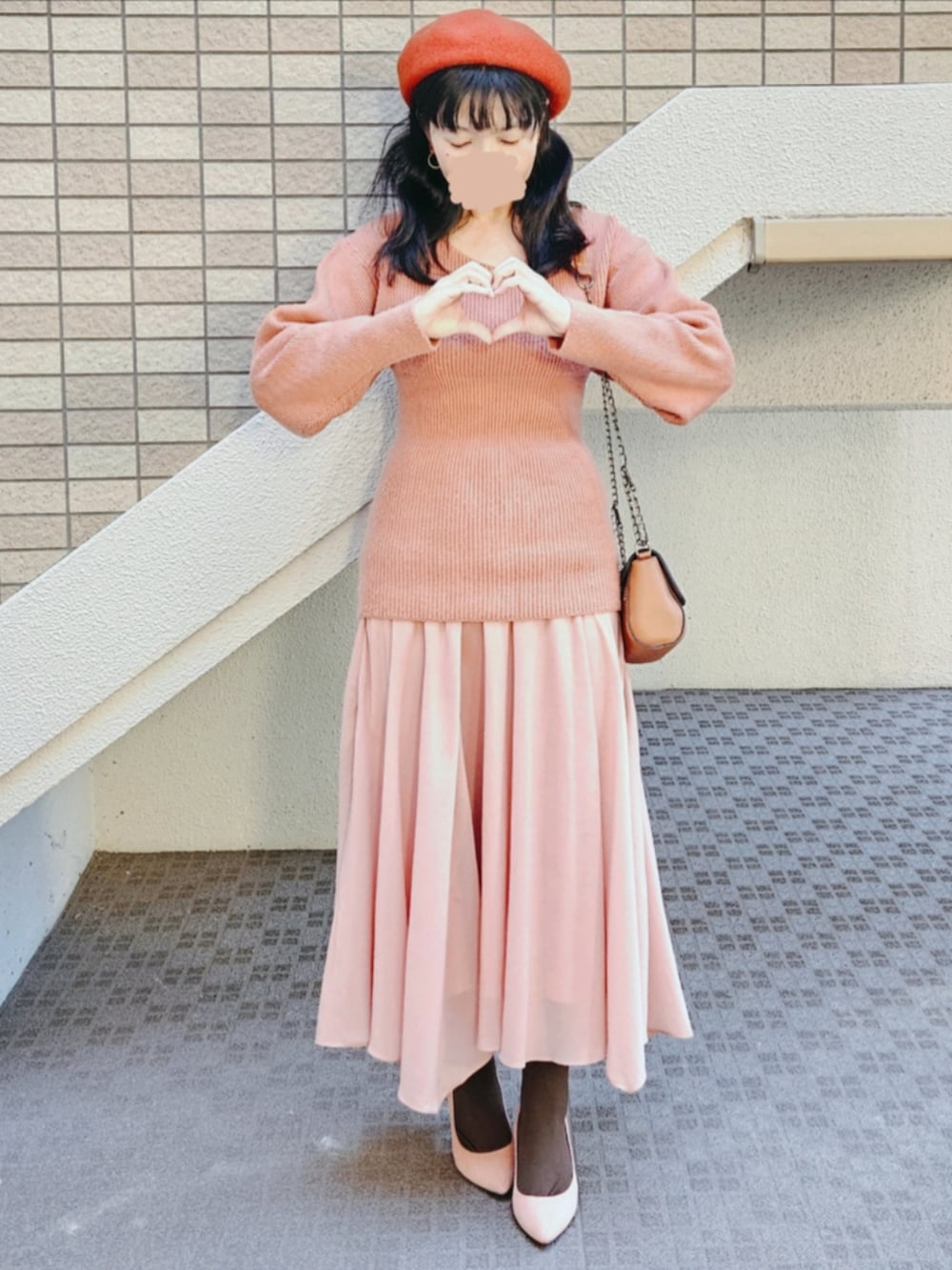 ピンク系のセットアップ、ブラウン系のショルダーバッグ、ピンク系のパンプスを着用したレディースの冬コーディネートの5枚目の写真