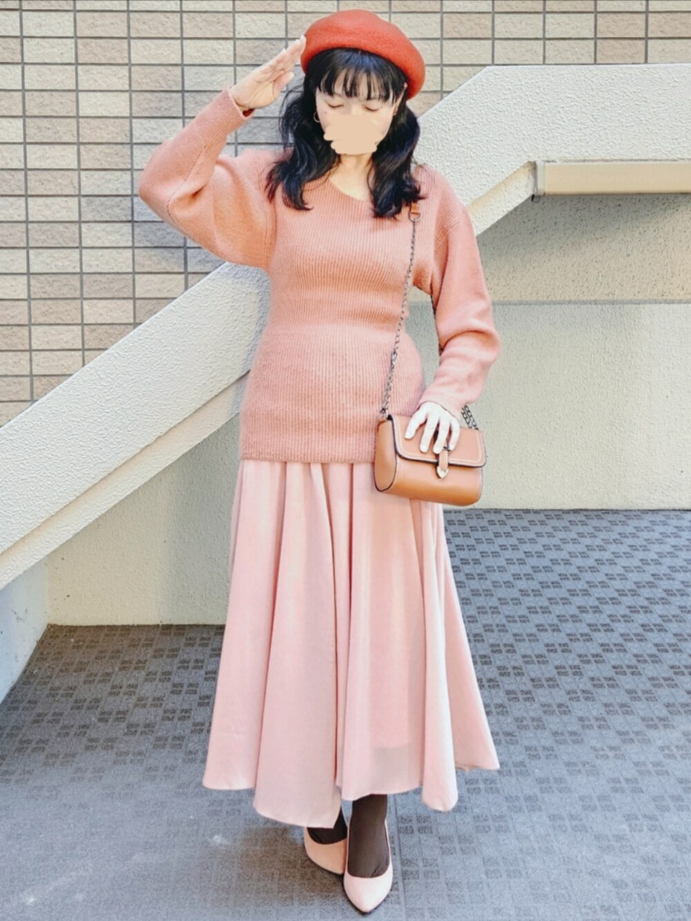 ピンク系のセットアップ、ブラウン系のショルダーバッグ、ピンク系のパンプスを着用したレディースの冬コーディネートの4枚目の写真