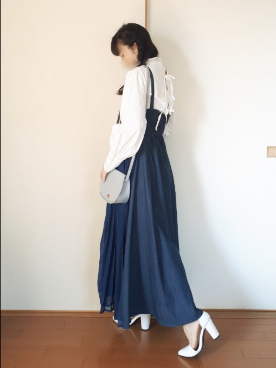 ブルー系のデニムジャケット、ブルー系のワンピース、ブルー系のショルダーバッグを着用したレディースの春コーディネートの4枚目の写真