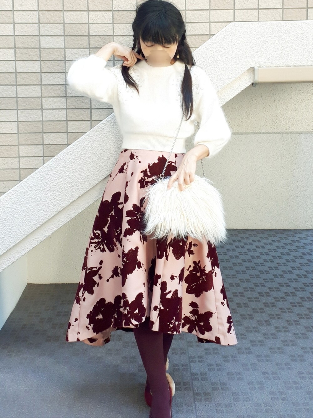 「大人ガーリー、冬コーデ、ダッフルコート、花柄スカート、ショートコート、シャギーニット、キレイめ、大人女子、白×赤、ホワイト×レッド、ピンク×白、フィッシュテール、フェザー、赤パンプス、低身長コーデ」|「earth music&ecologyのダッフルコート(ダッフルコート、ホワイト系)」を使った、こうめさん(レディース・155cm)の冬コーディネートの4枚目の写真