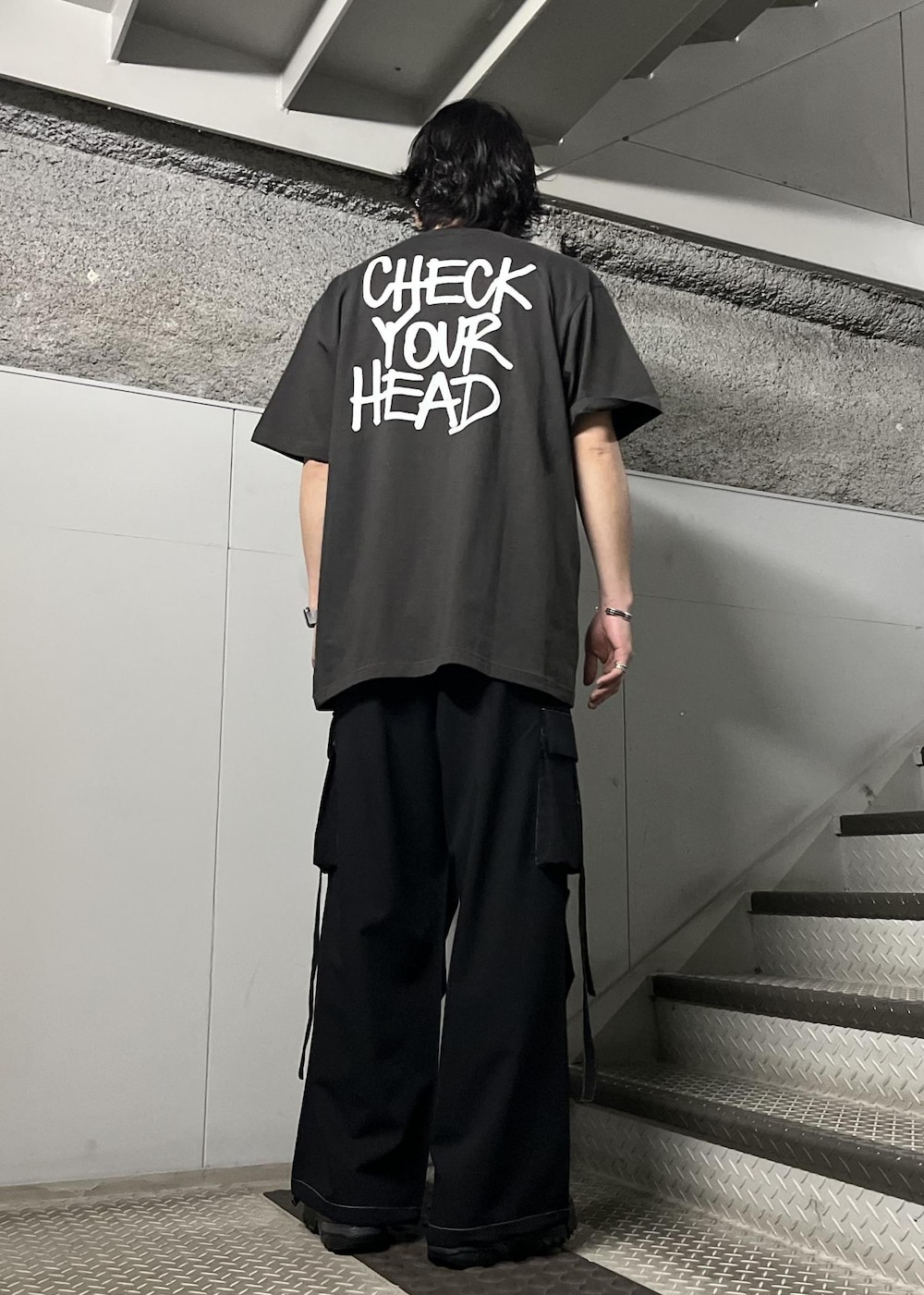 「Tシャツ、春の新作、24SS春の新作、カーゴパンツ、SNaP/Me、バンドTシャツ、JUNRed、ワイドパンツ、ストリート」｜「JUNREDの【 セットアップ対応 】ドレープパラシュートカーゴパンツ（その他パンツ、ブラック系）」を使った、SHUNSUKEさん（メンズ・184cm）の春コーディネートの3枚目の写真