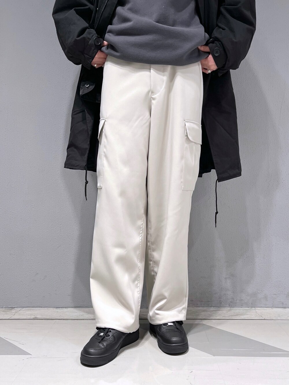 「モッズコート、ミリタリー、ブラック、冬コーデ、スニーカーコーデ、カーゴパンツ、M-65、休日コーデ、冬、Junred」｜「JUNREDの【3WAY】M-65 ライナーモッズオーバーコート（モッズコート、ブラック系）」を使った、SHUNSUKEさん（メンズ・184cm）の冬コーディネートの5枚目の写真