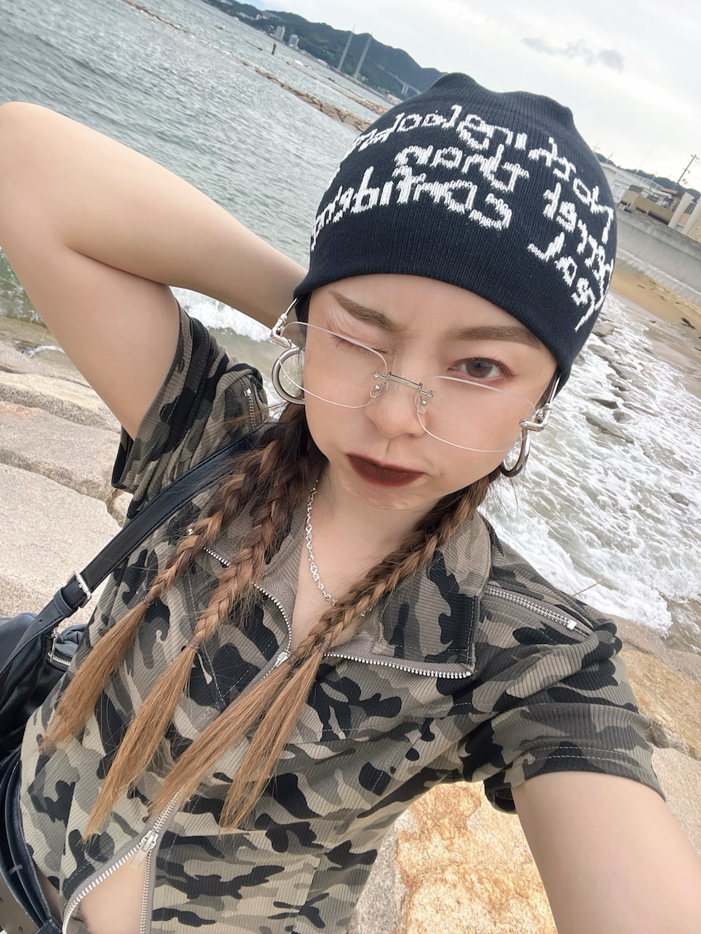 グリーン系のTシャツ/カットソー、ブラック系のデニムパンツ、ブラック系のスニーカーを着用したレディースの秋コーディネートの2枚目の写真