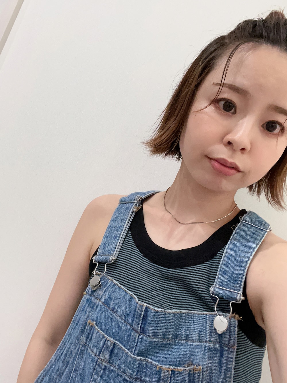 「ママコーデ、夏コーデ、公園コーデ、オトナカジュアル、タンクトップ、おちびさん、低身長、150cm、マタニティコーデ、妊婦コーデ、オーバーオール、サロペット、ミニボブ、ヘアアレンジ」｜「niko and...の【Robert P. Miller(ロバート・ピー・ミラー)】カップアメスリタンクトップ（タンクトップ、ブルー系）」を使った、Kiさん（レディース・150cm）の夏コーディネートの2枚目の写真