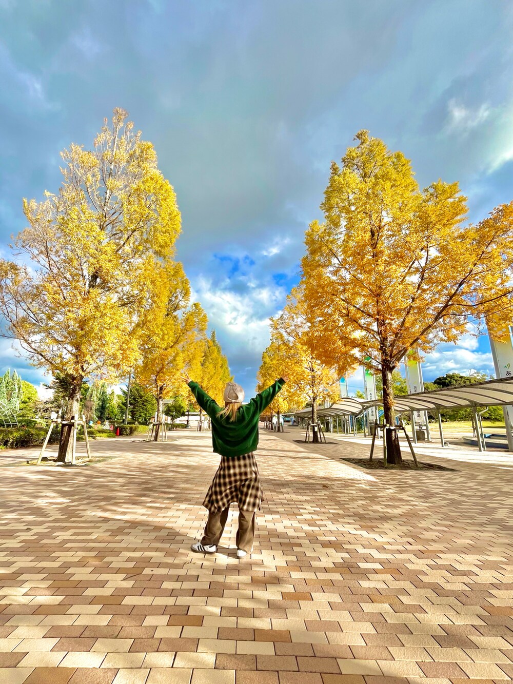 ブラウン系のシャツ/ブラウス、ブラウン系のデニムパンツ、ホワイト系のスニーカーを着用したレディースの秋コーディネートの2枚目の写真