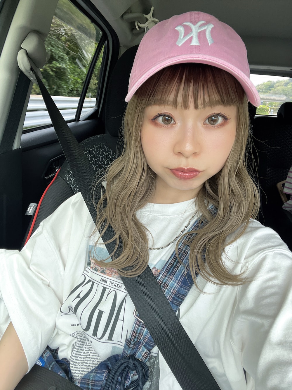 ホワイト系のTシャツ/カットソー、その他のショルダーバッグ、ホワイト系のスカートを着用したレディースの春コーディネートの2枚目の写真