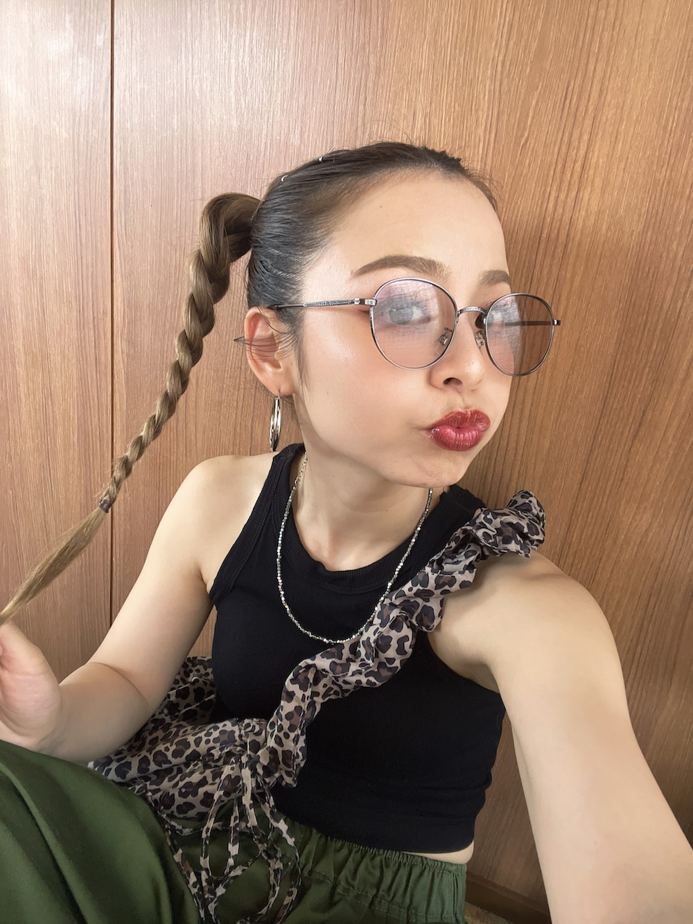 イエロー系のスニーカーを着用したレディースの秋コーディネートの2枚目の写真