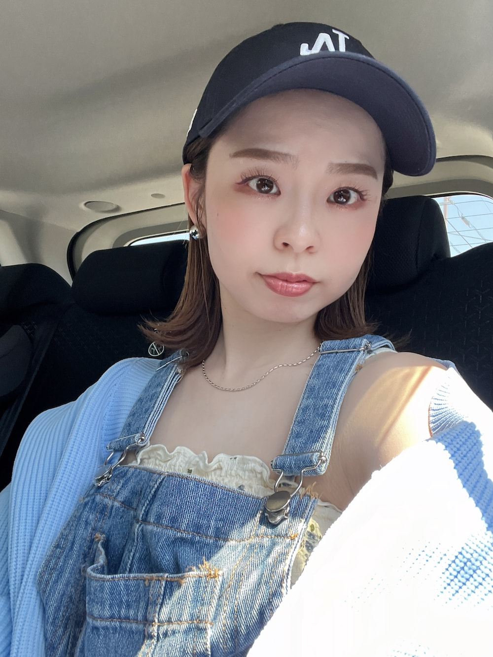 「春服コーデ、春コーデ、ママコーデ、おちびさん、低身長、150cm、サロペット、オーバーオール」｜「NEW ERAのニューエラ キャップ ロングバイザー MLB ONSPOTZ別注（キャップ、ブルー系）」を使った、Kiさん（レディース・150cm）の春コーディネートの2枚目の写真