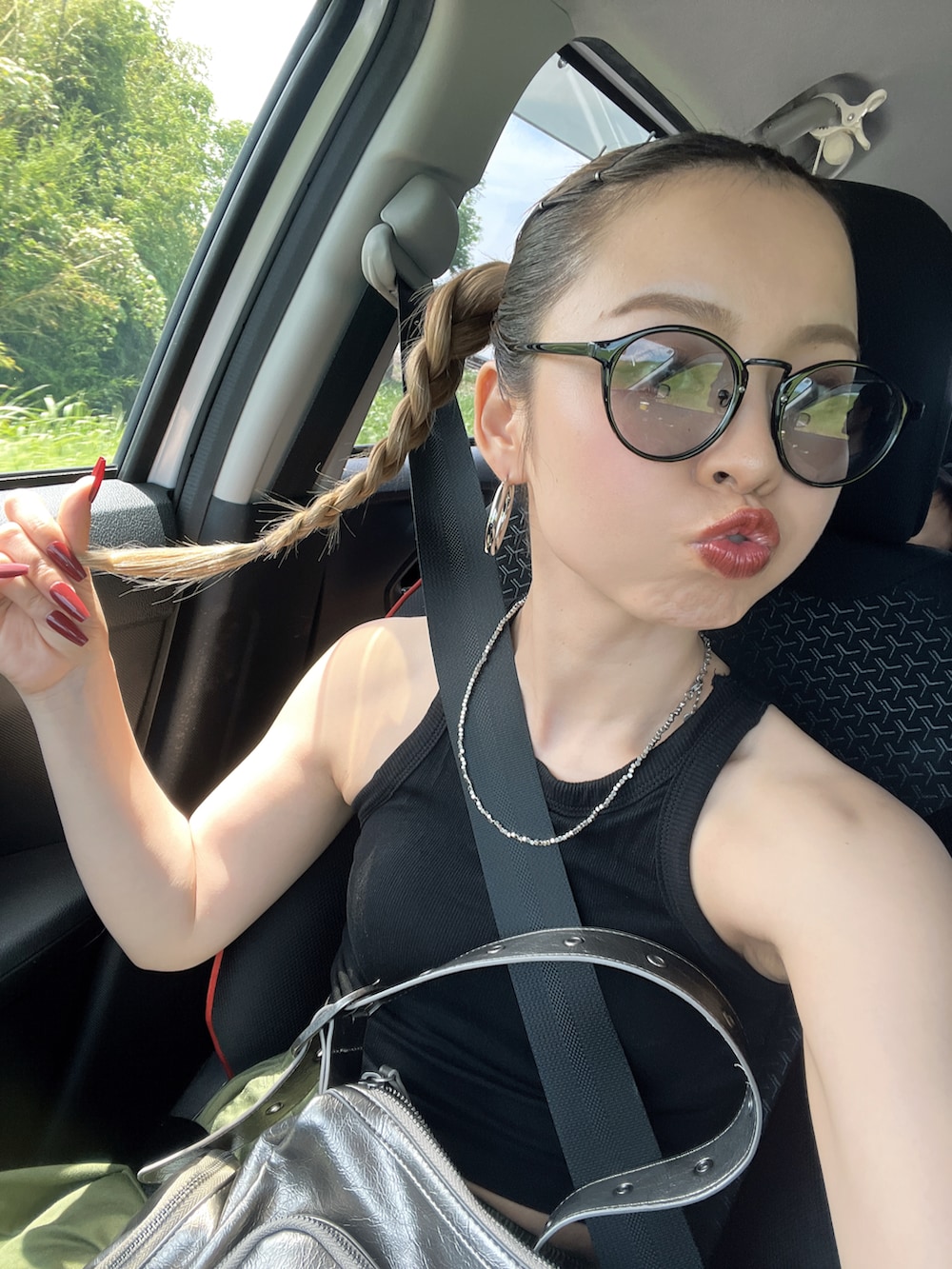 グリーン系のカーゴパンツ、ブラック系のサンダルを着用したレディースの夏コーディネートの2枚目の写真