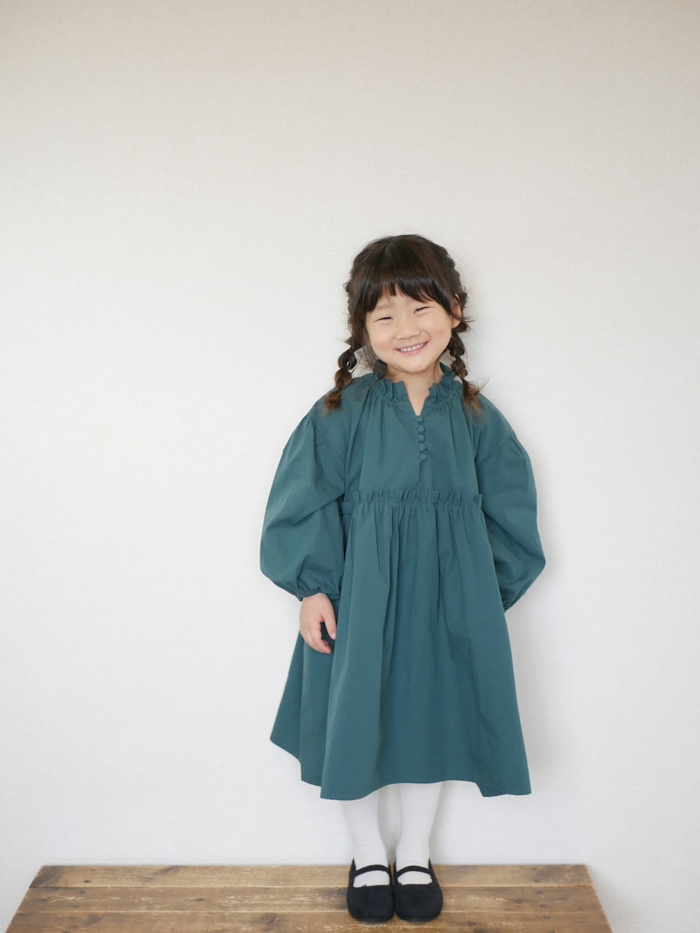 「ワンピース、グリーン、LOWRYS FARM、タイツ、冬コーデ、休日スタイル、バレエシューズ、女の子、おめかしコーデ、ローリーズファーム(LOWRYS FARM)、発表会、4歳、ギャザーワンピース、lowrysfarmkids」｜「LOWRYS FARMのギャザーボリュームワンピース　254735（ワンピース、グリーン系）」を使った、skskさん（キッズ・100cm）の秋コーディネートの2枚目の写真