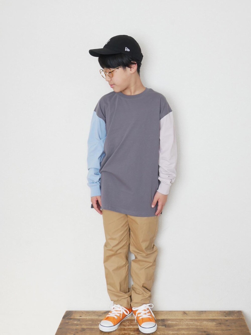 グレー系のTシャツ/カットソー、ベージュ系のその他パンツ、グレー系のバックパック/リュックを着用したキッズの冬コーディネートの3枚目の写真