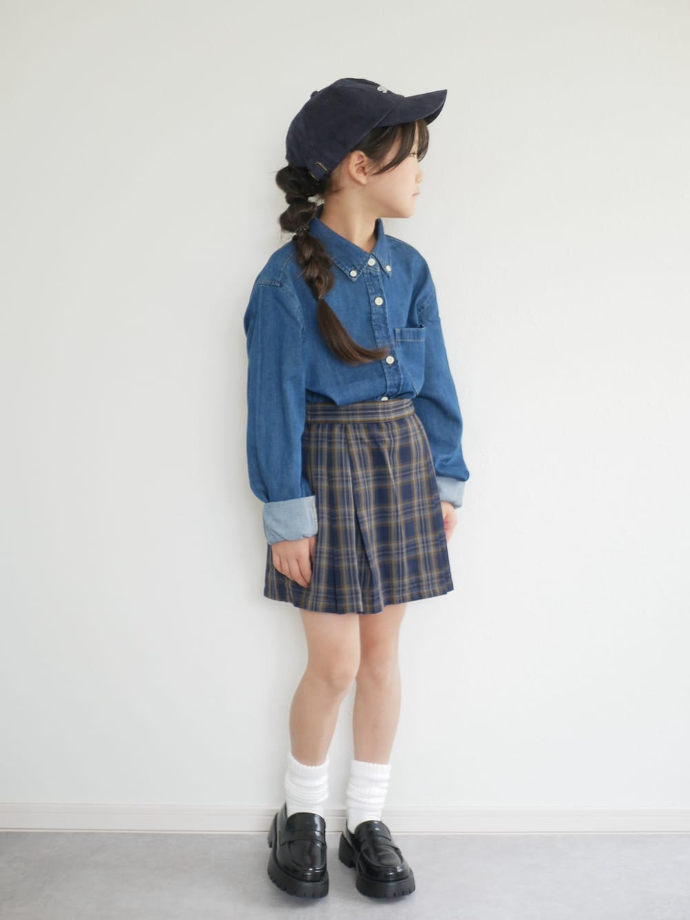 ブラック系のローファー、ブルー系のシャツ/ブラウス、ブルー系のハットを着用したキッズの秋コーディネートの2枚目の写真