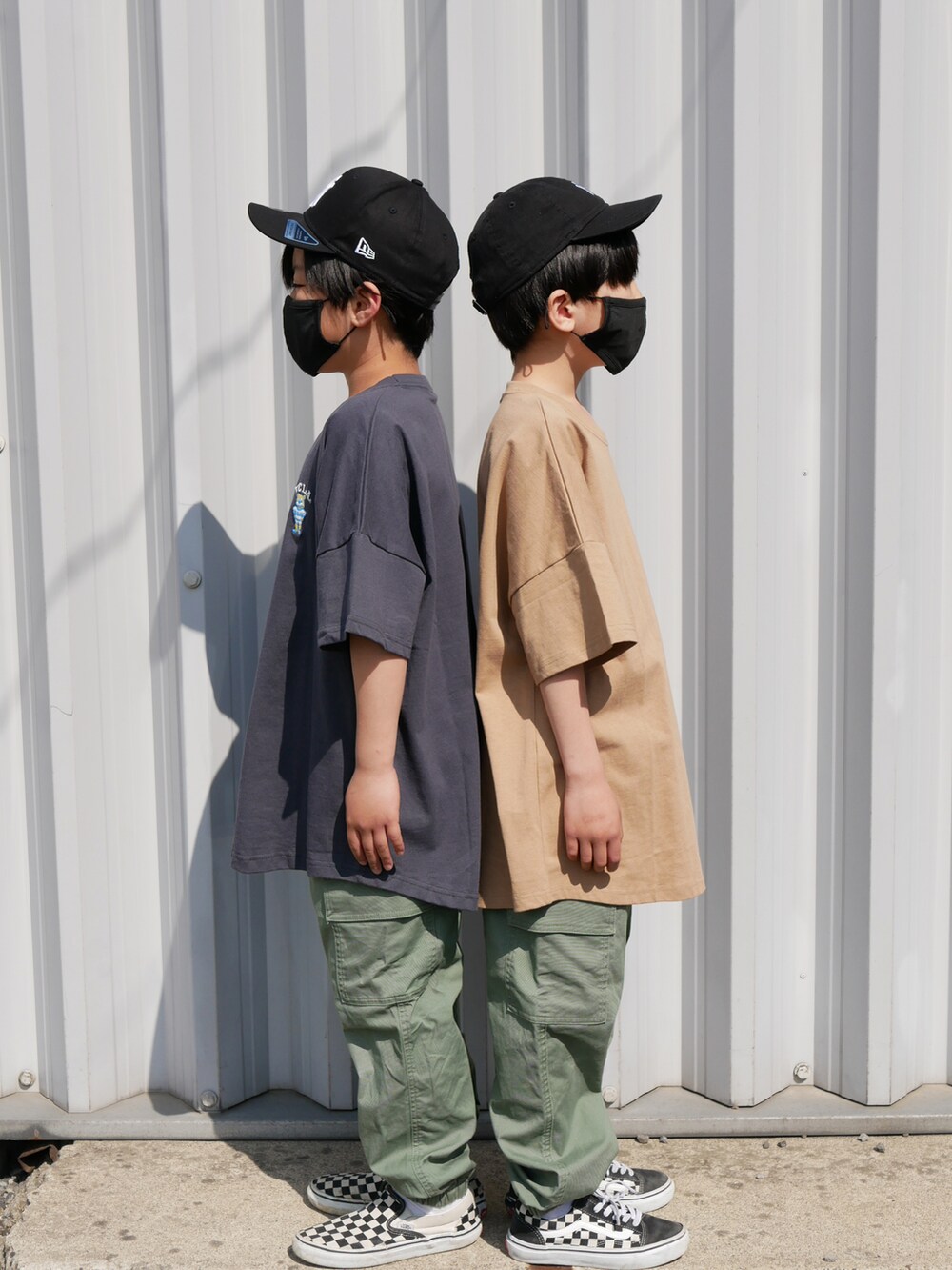 「キャップ、ロゴT、Tシャツ、くすみカラー、カーゴパンツ、カラーパンツ、UCLA、ムラサキスポーツ、UNIQLO、ユニクロ、VANS、スリッポン、チェッカーフラッグ、兄弟コーディネート、リンクコーデ」|「ムラサキスポーツ by RiYの【ZOZOタウン限定アイテム】ANTIBAL/アンティバル x RIY監修 キッズ オーバーサイズカレッジロゴTシャツ 222AN3ST230MU(Tシャツ/カットソー、グレー系)」を使った、skskさん(キッズ・132cm)の春コーディネートの2枚目の写真