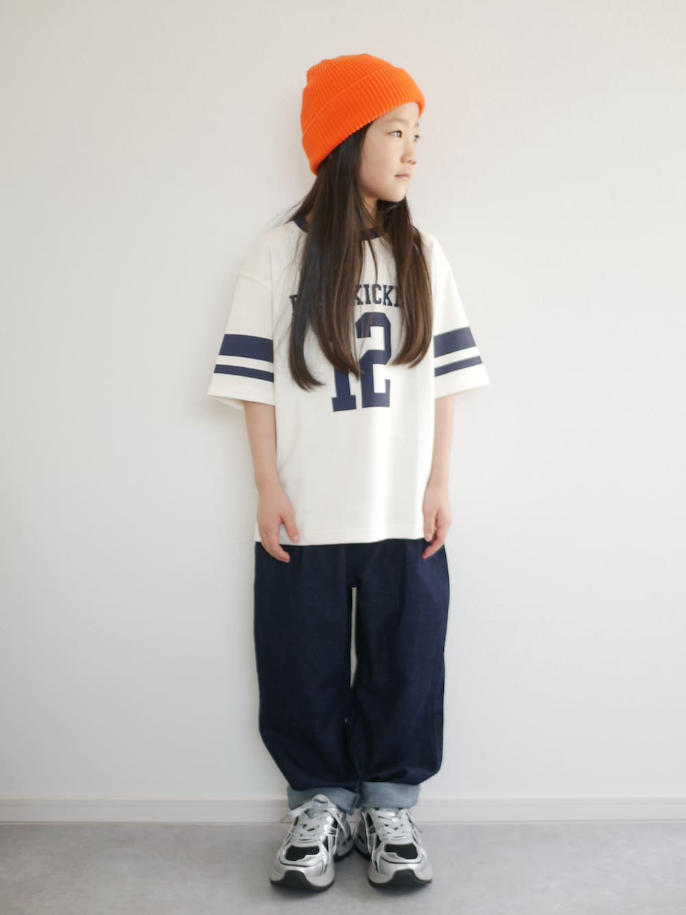 「夏ルックで気分アップ、ロゴT、白Tシャツ、Tシャツ、プリーツスカート、デニム、キャップ、スニーカー、ルーズソックス、ショートパンツ、UNIQLO、GU、女の子、通学コーデ、小学生」｜「CIAOPANIC TYPYのオリジナルスニーカー（スニーカー、ブラック系）」を使った、skskさん（骨格ストレート・キッズ・125cm）の夏コーディネートの4枚目の写真