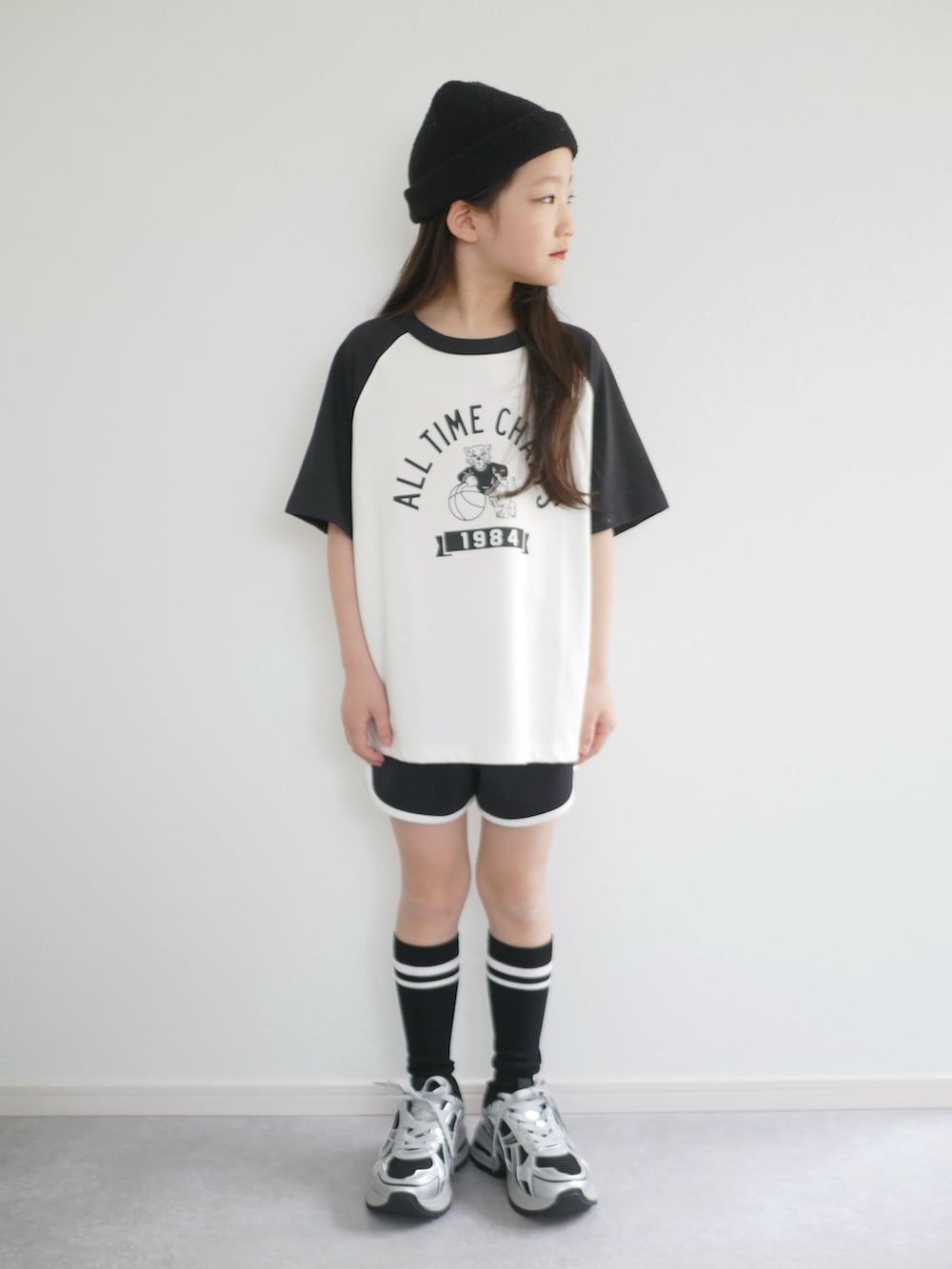 「夏ルックで気分アップ、ロゴT、白Tシャツ、Tシャツ、プリーツスカート、デニム、キャップ、スニーカー、ルーズソックス、ショートパンツ、UNIQLO、GU、女の子、通学コーデ、小学生」｜「CIAOPANIC TYPYのオリジナルスニーカー（スニーカー、ブラック系）」を使った、skskさん（骨格ストレート・キッズ・125cm）の夏コーディネートの2枚目の写真