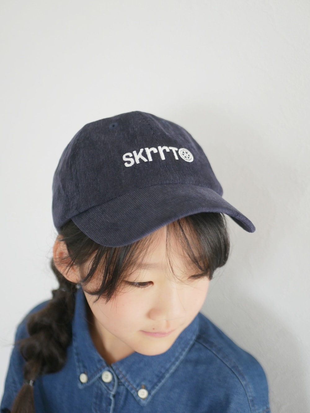 ブラック系のローファー、ブルー系のシャツ/ブラウス、ブルー系のハットを着用したキッズの秋コーディネートの3枚目の写真