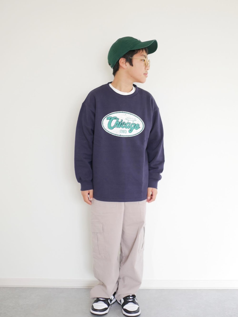 ホワイト系のブルゾン、ブルー系のスウェット、ベージュ系のその他パンツを着用したキッズの冬コーディネートの2枚目の写真