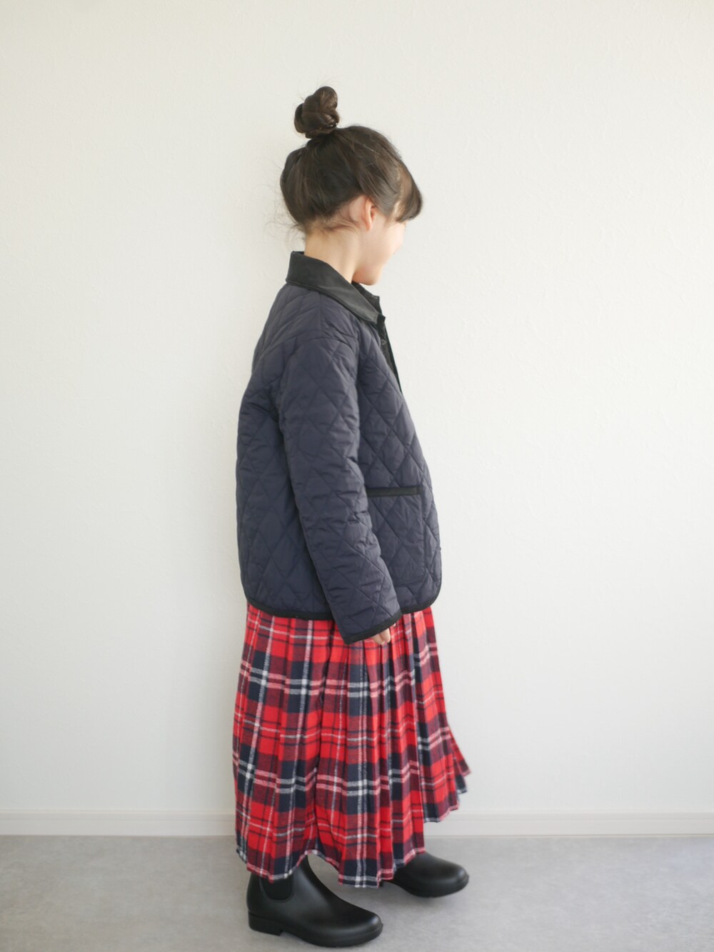 レッド系のスカート、その他のレインシューズ、ブルー系のブルゾンを着用したキッズの秋コーディネートの2枚目の写真