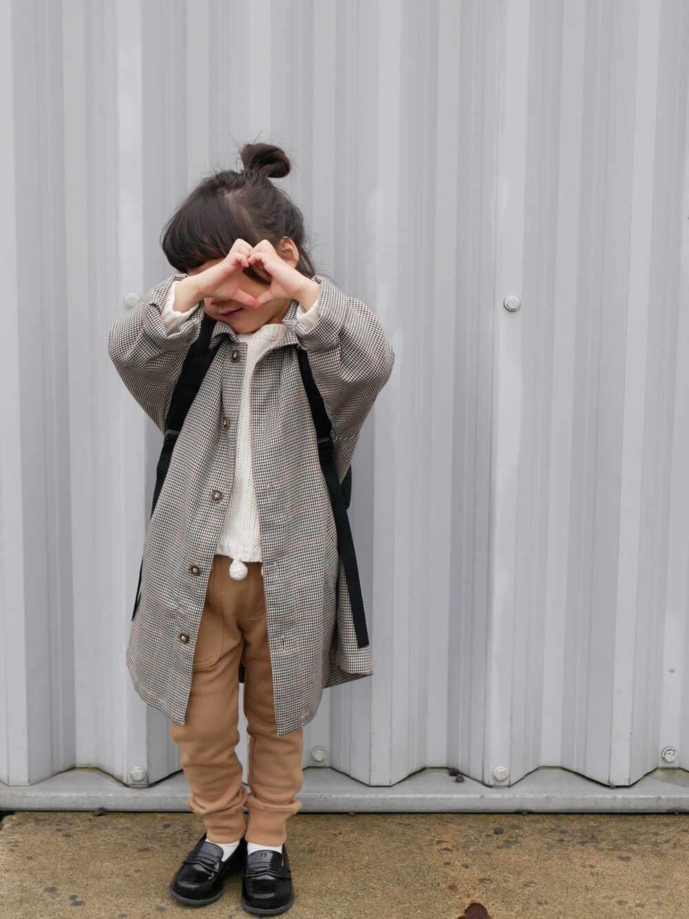 ブラウン系のスウェットパンツ、グレー系のジャケット/アウター、ブラック系のローファーを着用したキッズの秋コーディネートの2枚目の写真