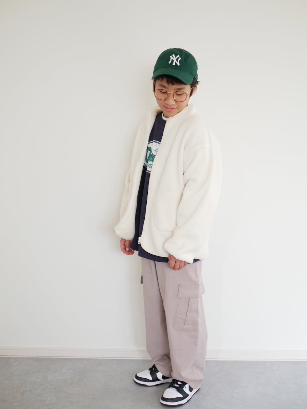 ホワイト系のブルゾン、ブルー系のスウェット、ベージュ系のその他パンツを着用したキッズの冬コーディネートの3枚目の写真