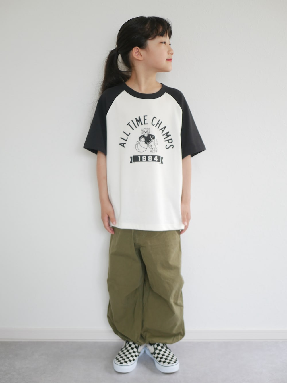 「夏ルックで気分アップ、ロゴT、白Tシャツ、Tシャツ、プリーツスカート、デニム、キャップ、スニーカー、ルーズソックス、ショートパンツ、UNIQLO、GU、女の子、通学コーデ、小学生」｜「CIAOPANIC TYPYのオリジナルスニーカー（スニーカー、ブラック系）」を使った、skskさん（骨格ストレート・キッズ・125cm）の夏コーディネートの3枚目の写真