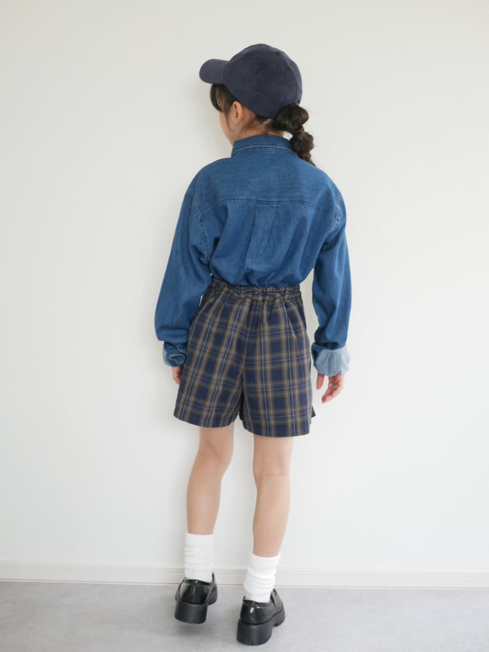 ブラック系のローファー、ブルー系のシャツ/ブラウス、ブルー系のハットを着用したキッズの秋コーディネートの4枚目の写真