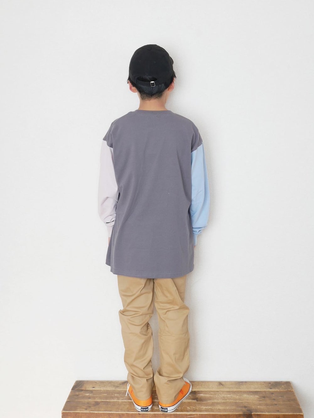グレー系のTシャツ/カットソー、ベージュ系のその他パンツ、グレー系のバックパック/リュックを着用したキッズの冬コーディネートの2枚目の写真