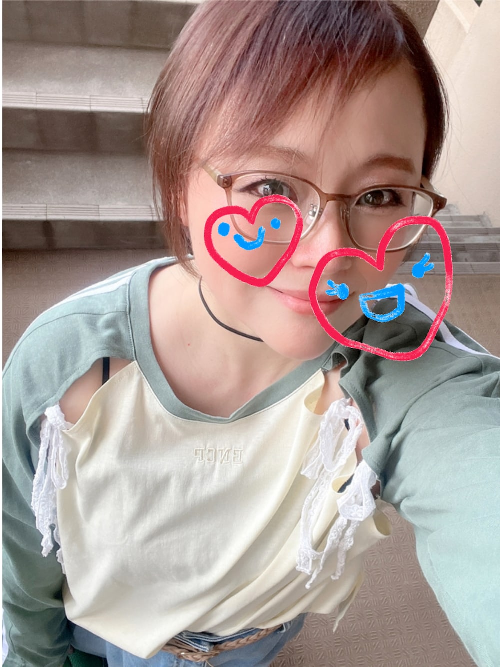 グリーン系のTシャツ/カットソー、ブルー系のデニムパンツ、グリーン系のハンドバッグを着用したレディースの秋コーディネートの2枚目の写真