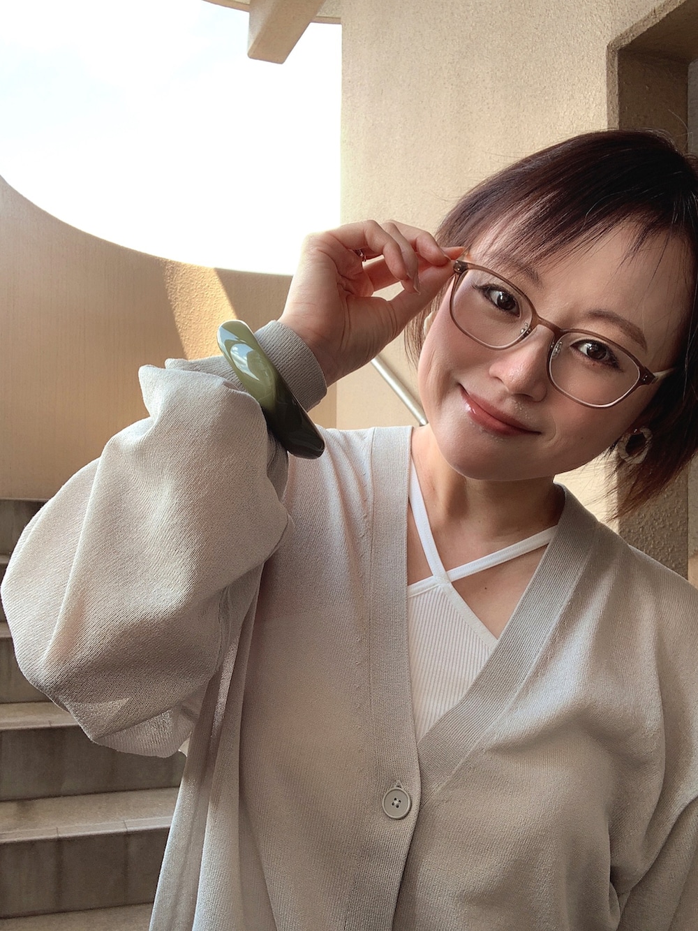 「夏コーデ、シアートップス、デニム、オトナカジュアル、低身長、アラフィフ、メガネ女子、おしゃれさんと繋がりたい、スウィーツ同盟会」｜「GUのMEN'S シアーニット カーディガン(長袖)（カーディガン/ボレロ、ベージュ系）」を使った、akocoa♩¨̮·͜· ︎︎ ︎︎さん（レディース・153cm）の夏コーディネートの2枚目の写真