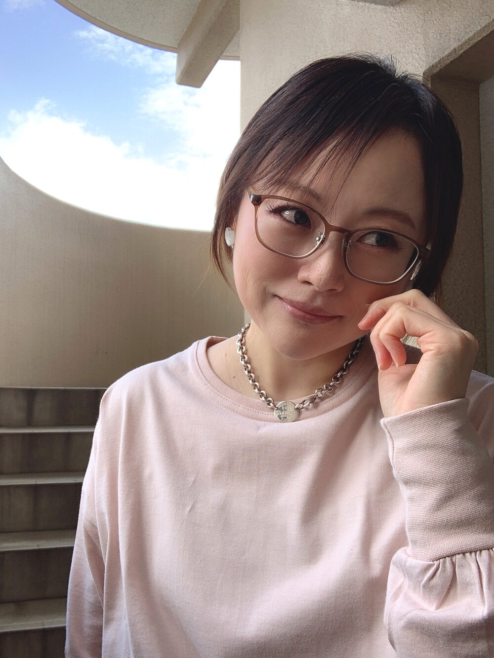 ピンク系のTシャツ/カットソー、ブルー系のデニムパンツ、シルバー系のパンプスを着用したレディースの春コーディネートの2枚目の写真