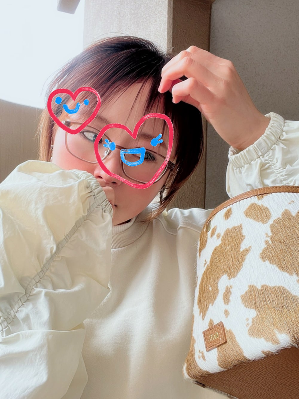 「春めき満開コーデ、デニム、スニーカー、春色、低身長、アラフィフ、メガネ女子、おしゃれさんと繋がりたい」|「Ungridのスリーブギャザードッキングスウェット(スウェット、ホワイト系)」を使った、akocoa♩¨̮·͜· ︎︎ ︎︎さん(レディース・153cm)の春コーディネートの2枚目の写真