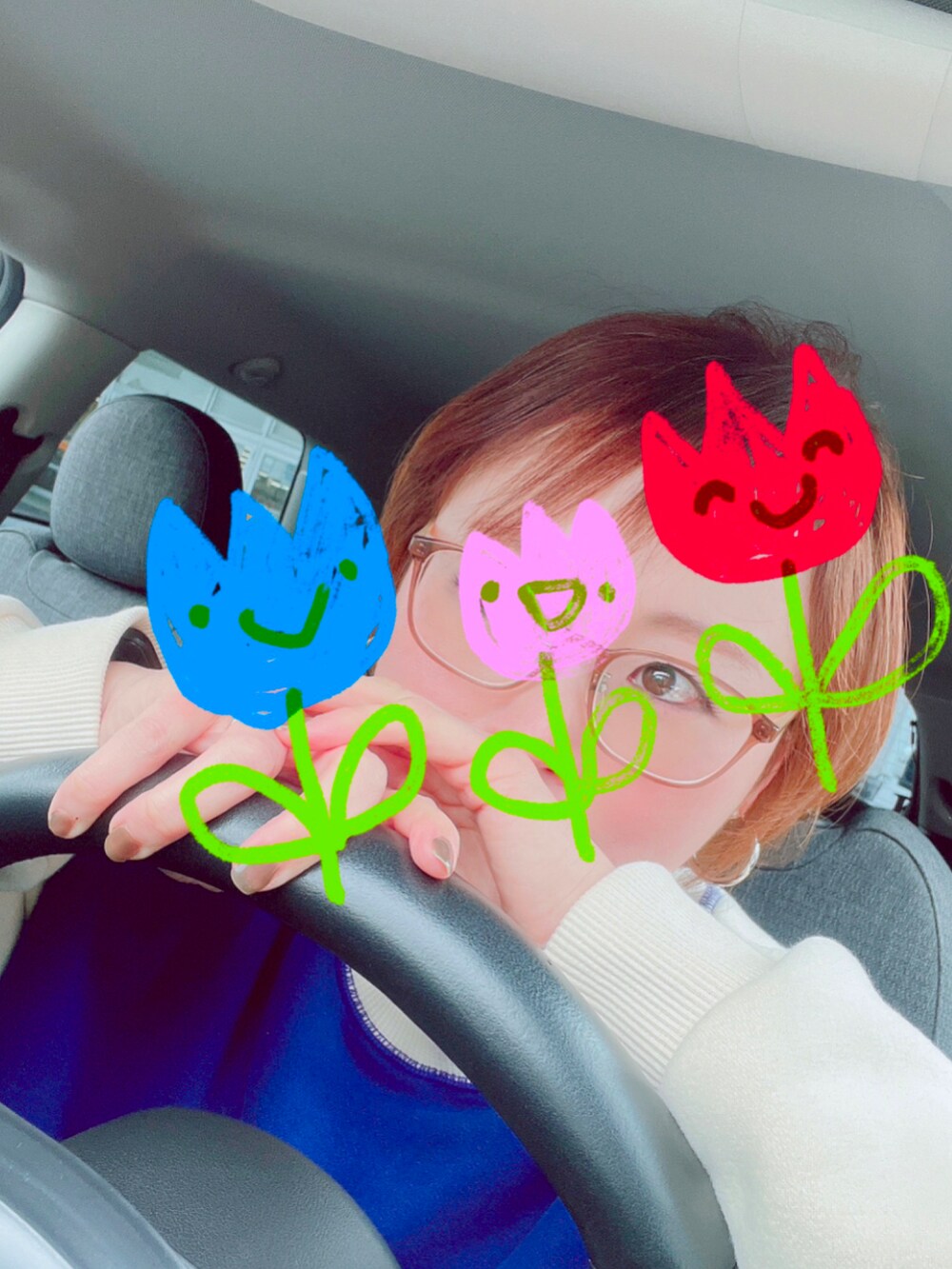 「シンプルスタイル、スウェット、デニム、スニーカー、コンバース、低身長、アラフィフ、メガネ女子、おしゃれさんと繋がりたい」|「CANAL JEANのLakey Park ラグラン配色トレーナー 裏起毛(スウェット、ブルー系)」を使った、akocoa♩¨̮·͜· ︎︎ ︎︎さん(レディース・153cm)の春コーディネートの3枚目の写真