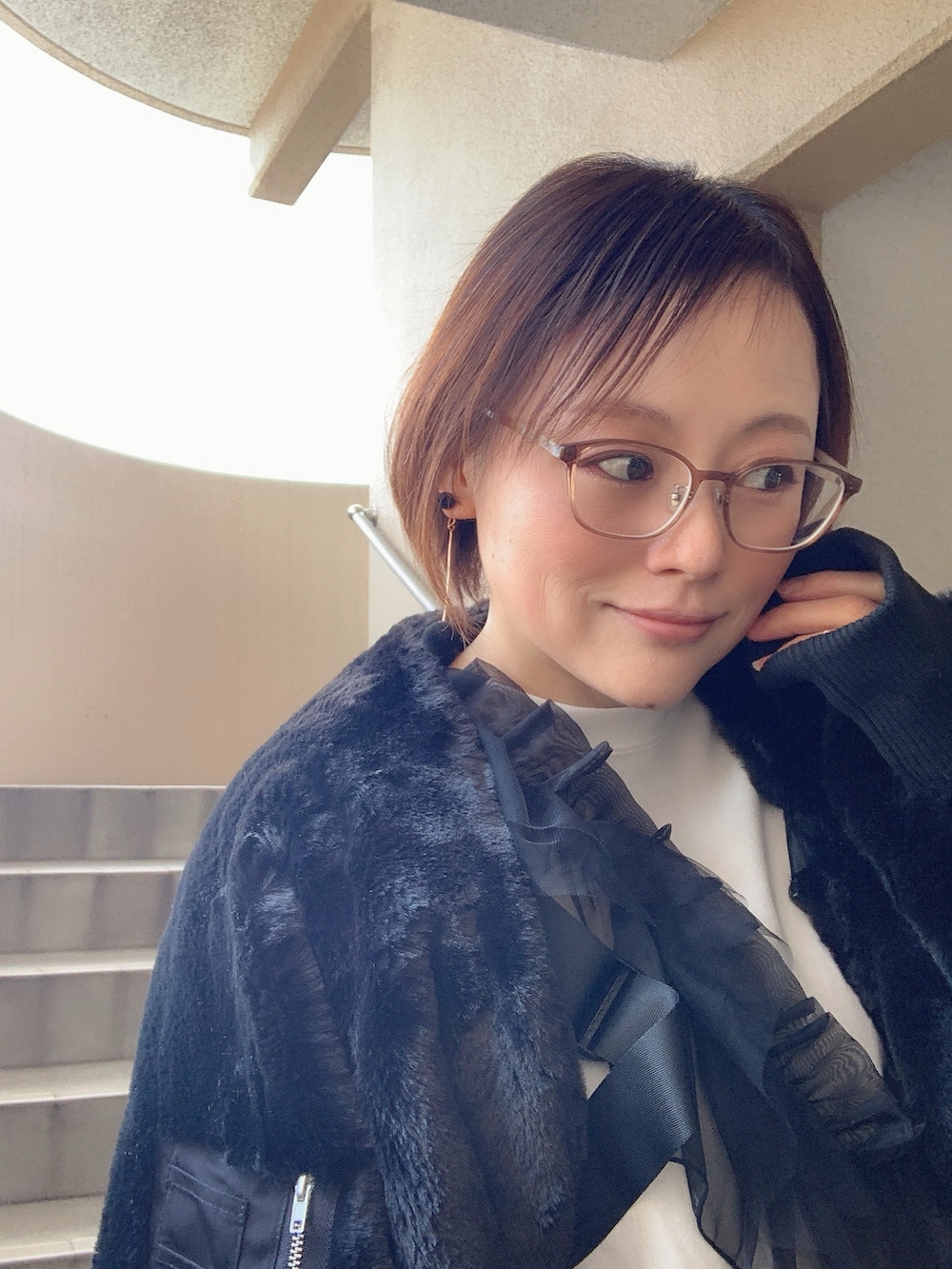 「デニム、スウェット、スニーカー、コンバース、フリル、低身長、アラフィフ、メガネ女子、おしゃれさんと繋がりたい」｜「UNIQLOのKIDS KAWSスウェットシャツ(長袖)（スウェット、ホワイト系）」を使った、akocoa♩¨̮·͜· ︎︎ ︎︎さん（レディース・153cm）の春コーディネートの3枚目の写真