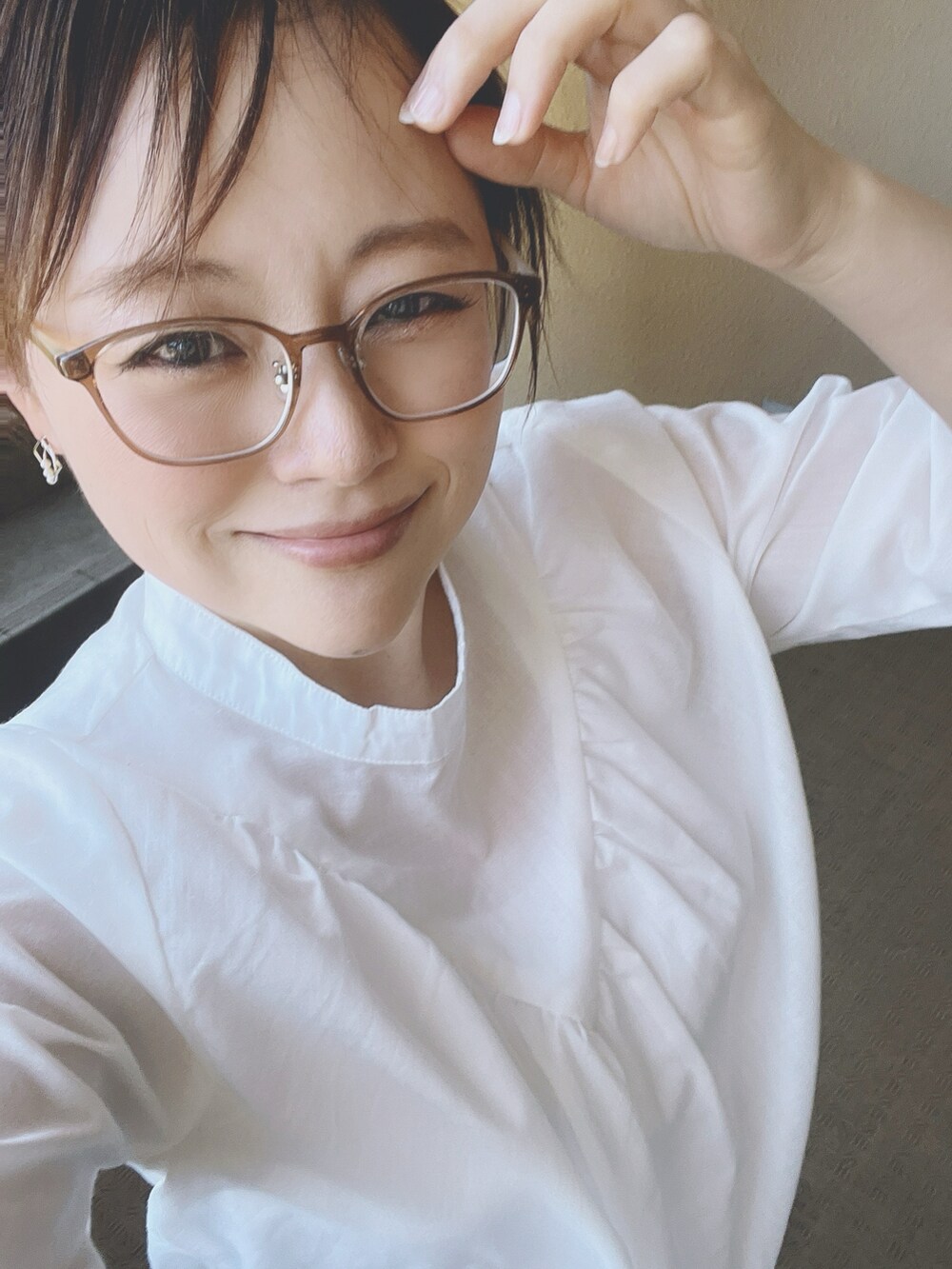 「スニーカー、きれいめカジュアル、古着MIX、シンプルコーデ、低身長、アラフィフ、メガネ女子、おしゃれさんと繋がりたい」｜「RAY CASSINのUSED スタンドカラーVデザインブラウス（シャツ/ブラウス、ホワイト系）」を使った、akocoa♩¨̮·͜· ︎︎ ︎︎さん（レディース・153cm）の春コーディネートの3枚目の写真